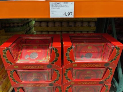 Alli-and-Rose-Dark-Chocolate-Mooncake-1460091