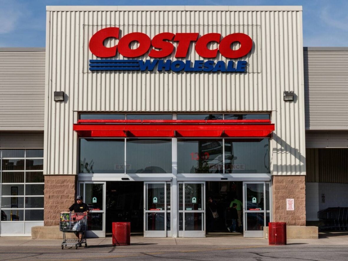 what time do costco's close, Deposit Photos