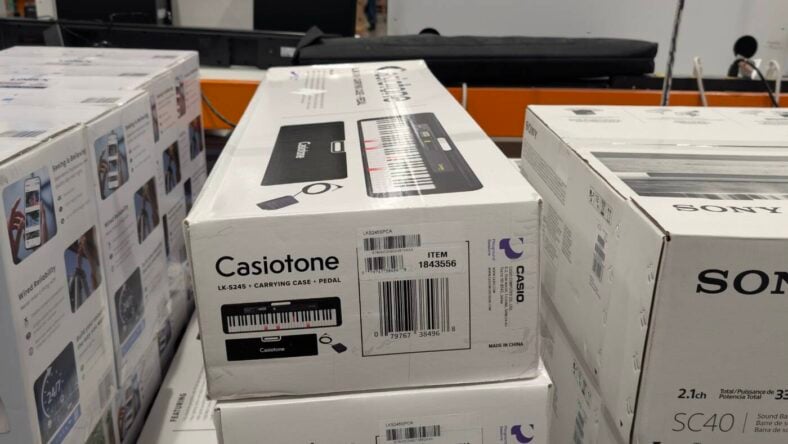 Casio 61-Key Portable Keyboard Bundle-1843556-Livermore, CA