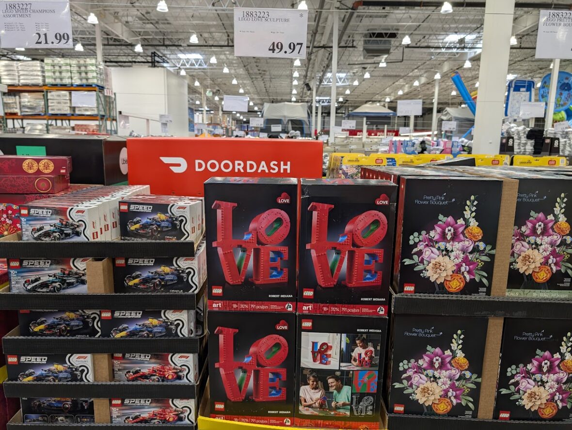 Lego-Love-Sculpture-1883223