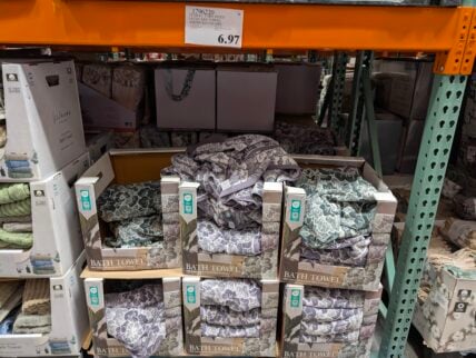 Floral-Yarn-Dyed-Jacquard-Towel-Assorted-Colors-1796220