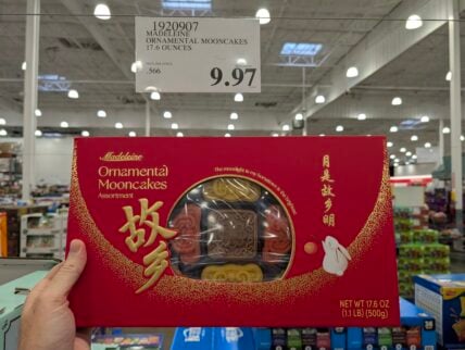 Madeleine-Ornamental-Mooncakes-1920907