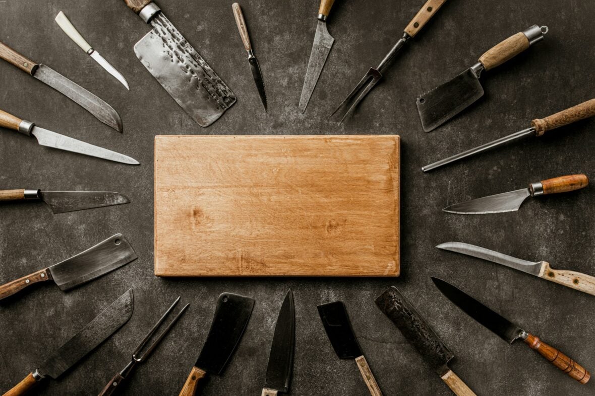knives surrounding cutting board / costco knife sets