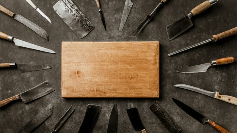 knives surrounding cutting board / costco knife sets